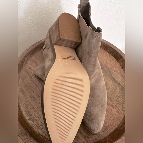 DV Booties- 7.5 - Picture 5 of 5